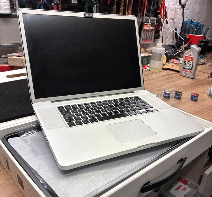 Das MacBook A1297 im Ausgangszustand, ohne Funktion