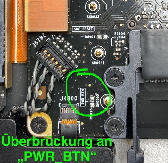 Überbrückte Kontakte am Einschalter, das Gerät startet